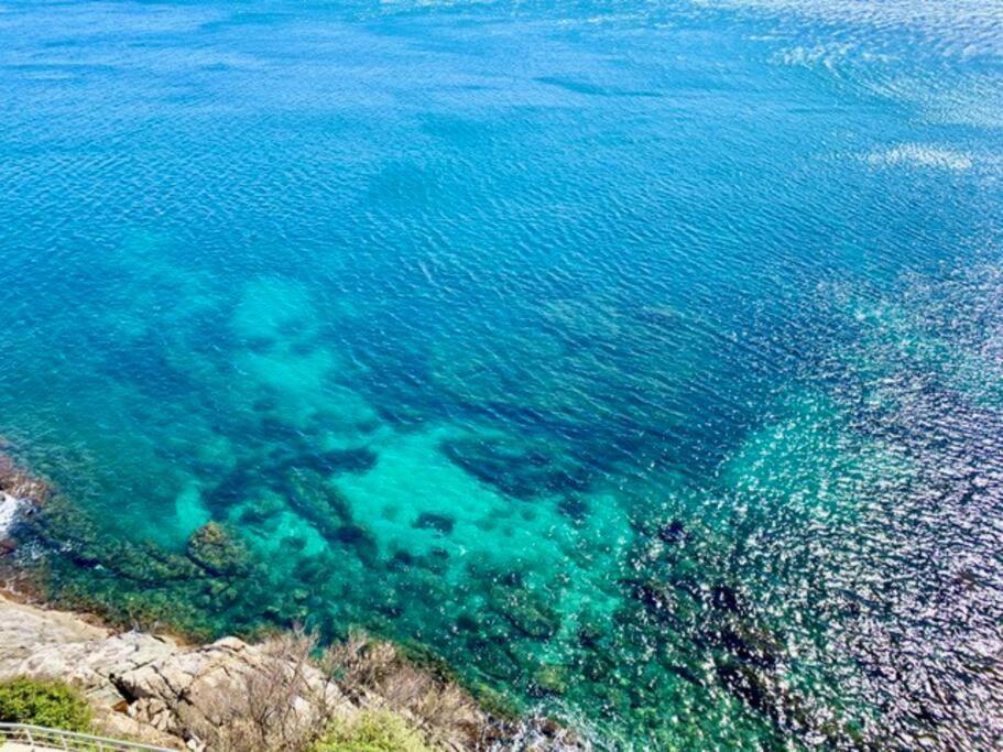 Les Pieds Dans L'Eau, La Tete Dans Les Nuages, Roses公寓 外观 照片
